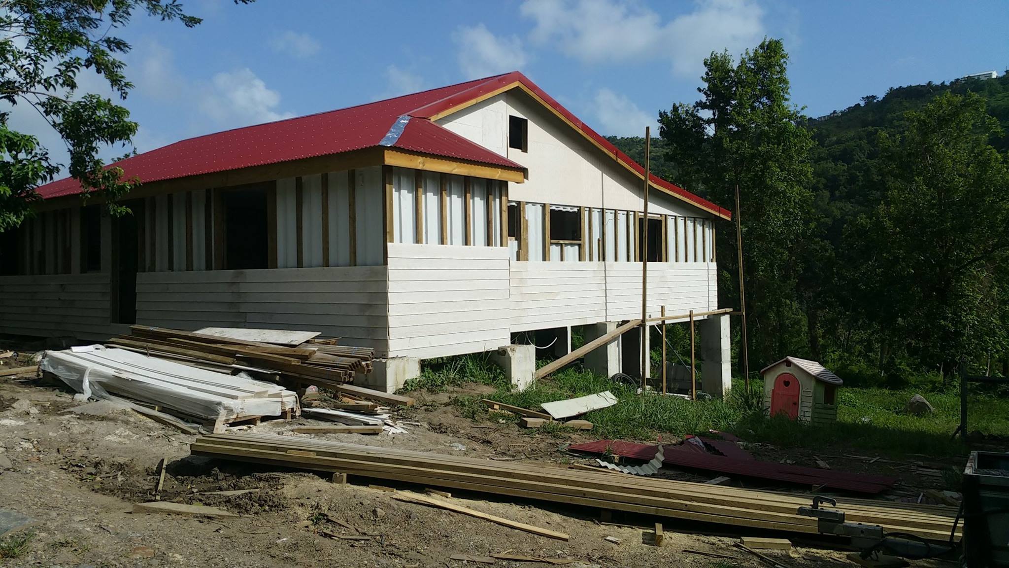 A Beautiful Container House on the Island of Martinique