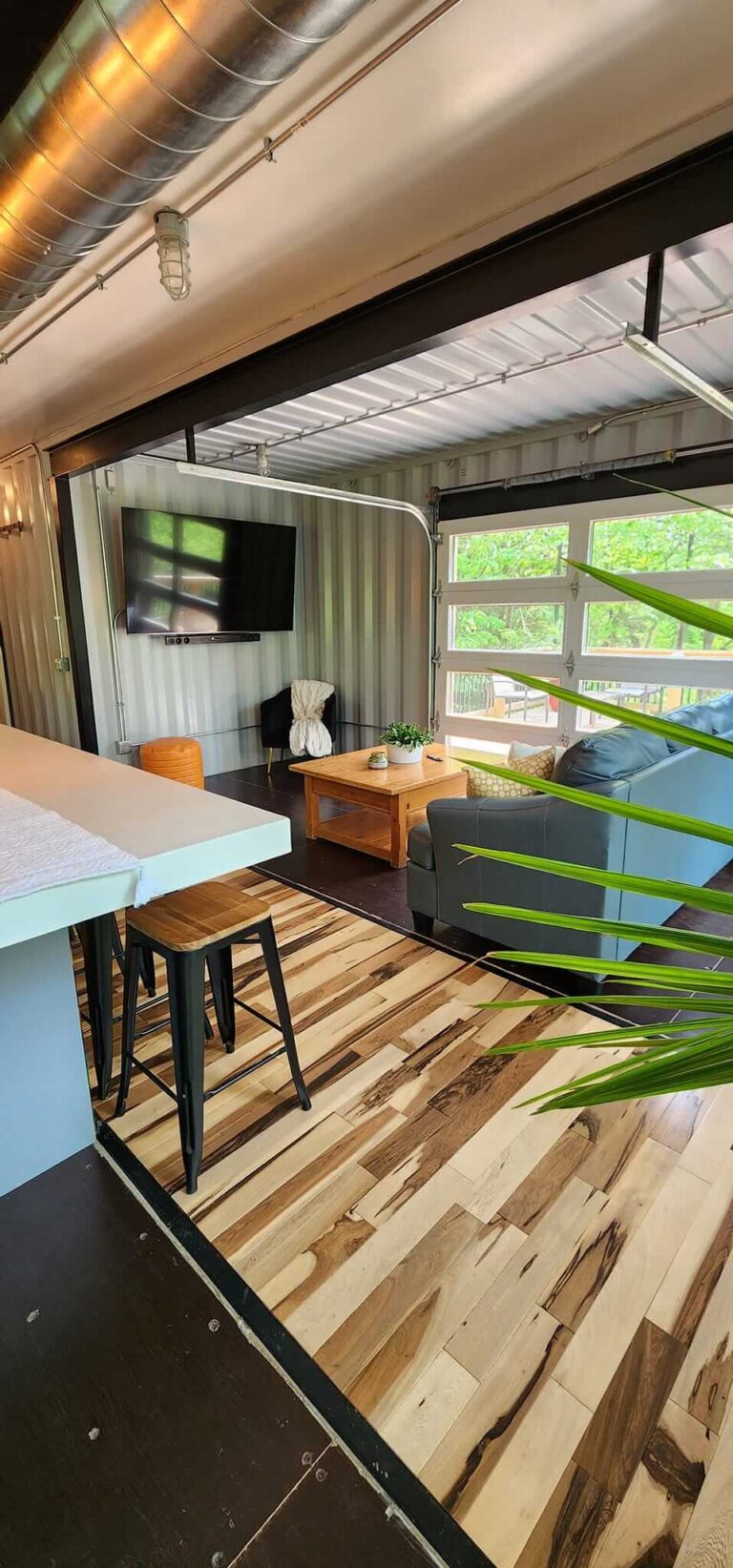 From Cargo to Comfort The Remarkable Transformation of 5 Shipping Containers into a Stunning